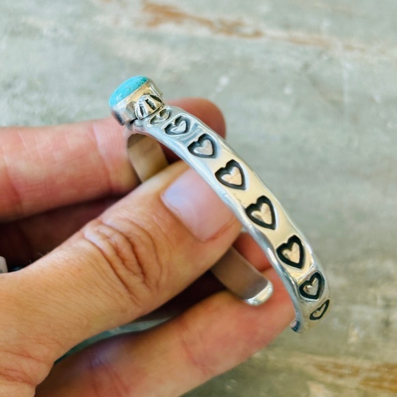 ♥️ Navajo ♥️ Darrell Cadman Sterling Silver & Turquoise Hearts Cuff - Picture 5 of 15